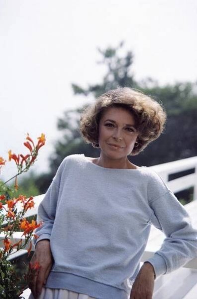 Sladká padesátá: Oscarová herečka Anne Bancroft zahalená jen do úsporné kožešinky vás poškádlí