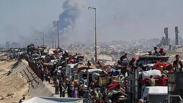 Vysídlení Palestinci, kteří uprchli ze severní Gazy kvůli izraelské vojenské operaci, se přesouvají na jih po nařízení evakuace. (14. září 2025)