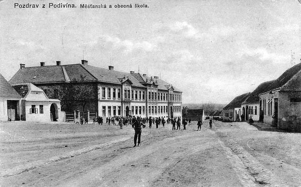 Podivín, východní část náměstí se školou; asi 1909 (sbírka Pavla Fiedlera).