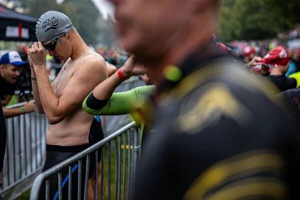 Závod Ironman, který se o víkendu uskutečnil v Hradci Králové zná již své vítěze, vyhrál tým HZS Moravskoslezské­ho kraje