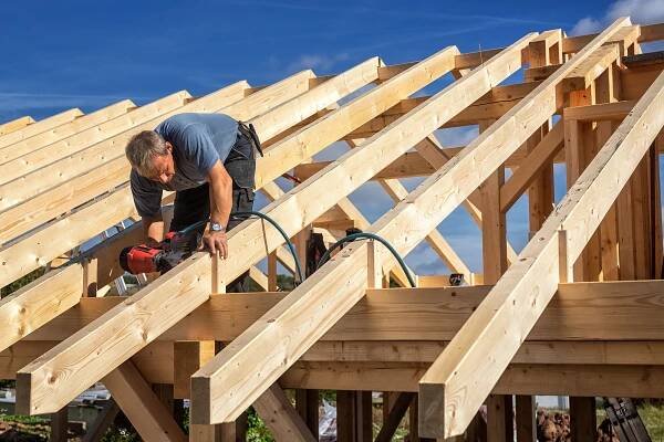 Obraz na plátně Carpenters Setting up a Half-timbered Building and the Roof Structure