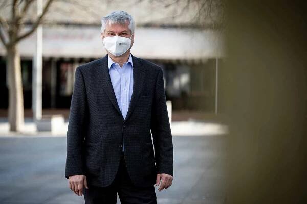Politik Petr Kajnar při fotografování pro Deník, 16. dubna 2020 v Ostravě.