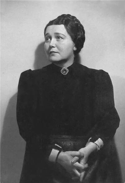 U zlatého věku - 24.02.1947, Milada Smolíková (Matka) Foto: Josef Heinrich