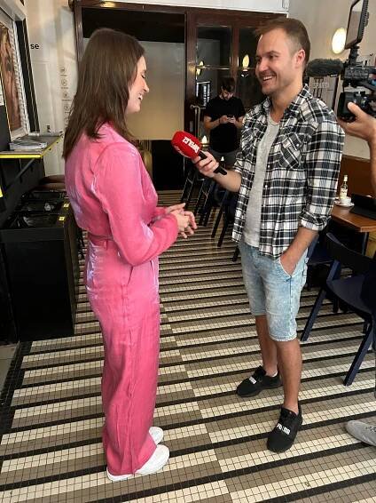 Když přišla řeč na přítele, zrůžověla jako její outfit. Zamilovanou Dominiku Haškovou brzy čeká neobvyklá výzva