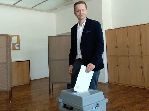 Dozvuky voleb na Brněnsku: Starostovi udělali hrob a zapálili na něm svíčky