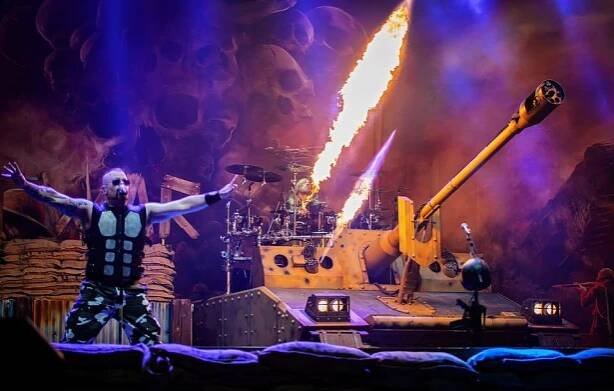 Švédský slavík Joakim Brodén vyučuje metalem. „Dějepis je na ho*no“