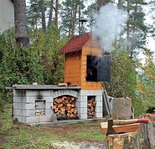 Domácí udírna rozšíří možnosti využití venkovní kuchyně a grilu