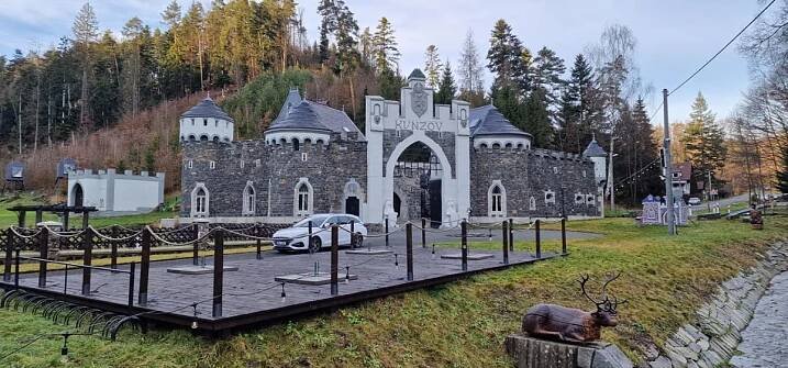 Hrádek Kunzov | TuristickaMapa.cz