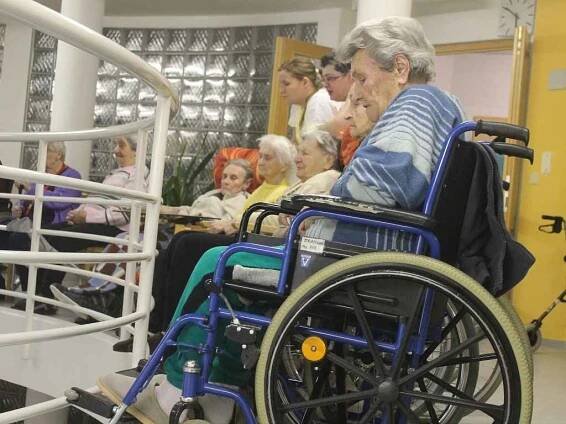 Česko zpívá koledy probíhá v Kroměříži tradičně v tamním Domově pro seniory u Moravy: 14. prosince se opět účastnily desítky lidí, kteří si rádi zazpívali s pomocí sboru Arcibiskupského gymnázia.