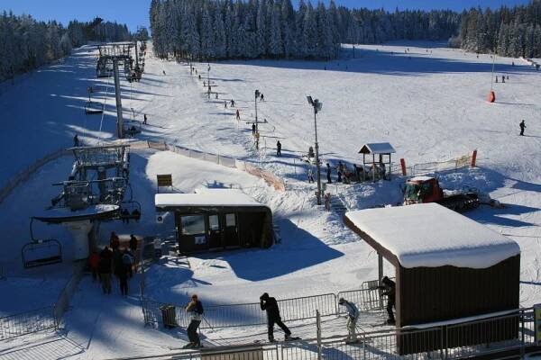 Na Lipně lyžovalo přes 2500 lidí, na Zadově kolem 2300. Vítr provoz skiareálů neomezil