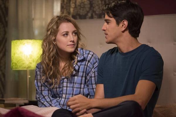 Welcome to the Family - Molly and Junior Find a Place - Z filmu - Ella Rae Peck, Joseph Haro