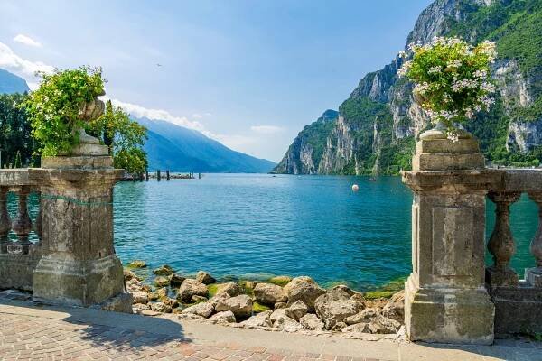 riva del garda, trentino, itálie, u jezera garda - riva del garda - stock snímky, obrázky a fotky