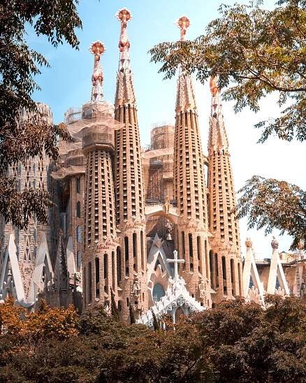 Antonio Gaudí y Cornet: *25.6.1852 – †10.6.1926, španělský architekt a výtvarník