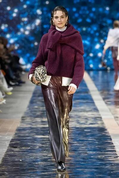 Kuscheliger bright maroon Pullover Knitted in Germany mit weißer Bluse und Wide Fit Lederhose