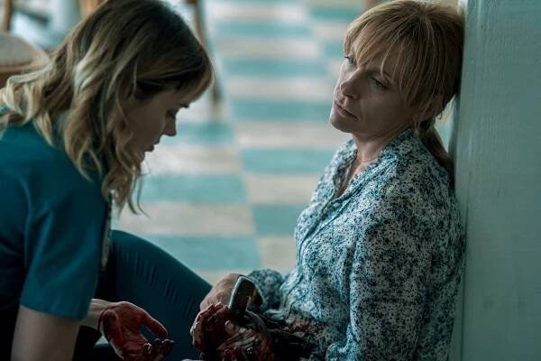 Mozaika lží - Epizoda 1 - Z filmu - Bella Heathcote, Toni Collette
