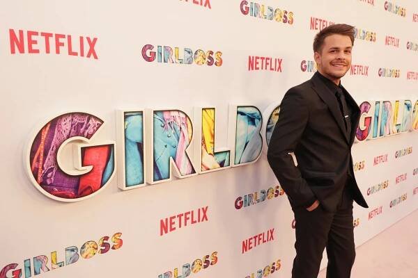 Girlboss - Z akcí - Johnny Simmons