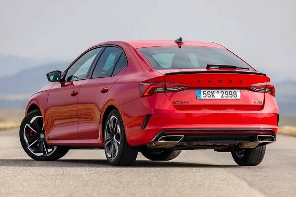 Je Octavia RS sportovní auto? Záleží na optice, kterou se na ni díváte. Ale je taky dobré auto? Rozhodně ano!