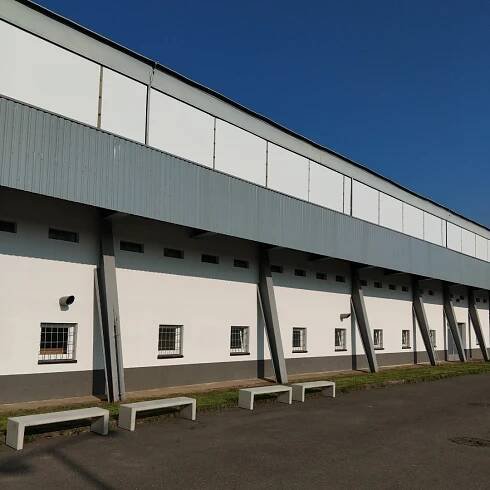 Nové lavičky na ovále u zimního stadionu | SPORTIS Žďár nad Sázavou