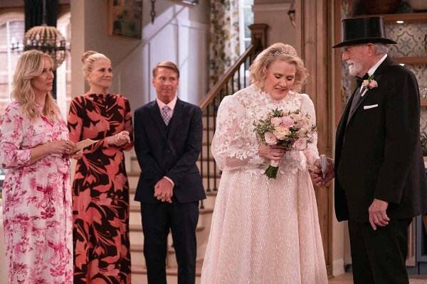 Leanne Morgan, Kristen Johnston as Carol, Celia Weston as Mama Margaret and Blake Clark as Daddy John in Episode #113 of Leanne