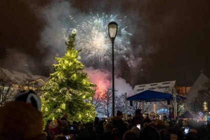 Zaplněné náměstí v Jirkově sledovalo rozsvícení vánočního stromu a ohňostroj