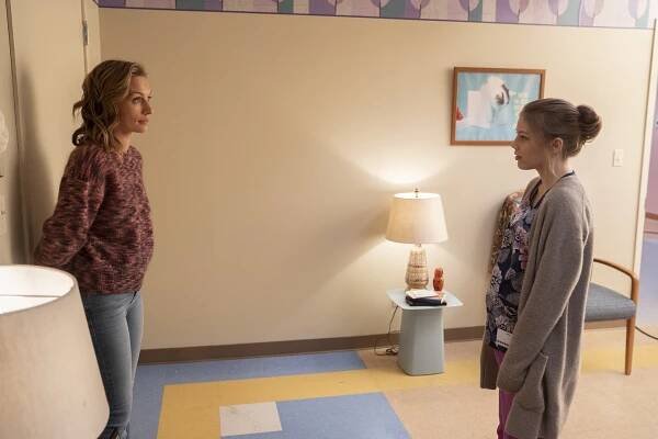 The Village - Choosing to Hope - Z filmu - Michaela McManus, Grace Van Dien
