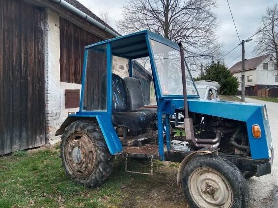 Malotraktor domácí výroby s vlečkou. - Žďár nad Sázavou