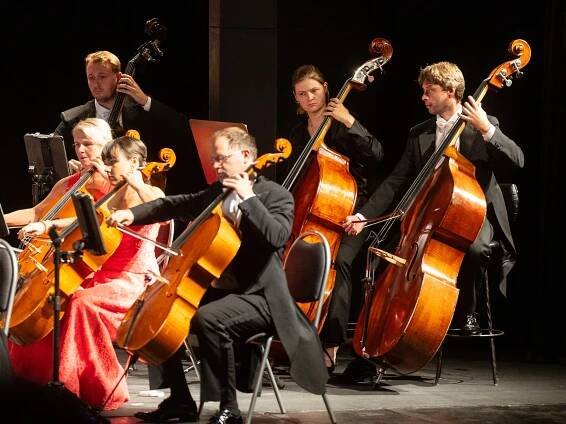 Jihočeská filharmonie zahájila sezonu. V čele se ženou. A zapojí i studenty