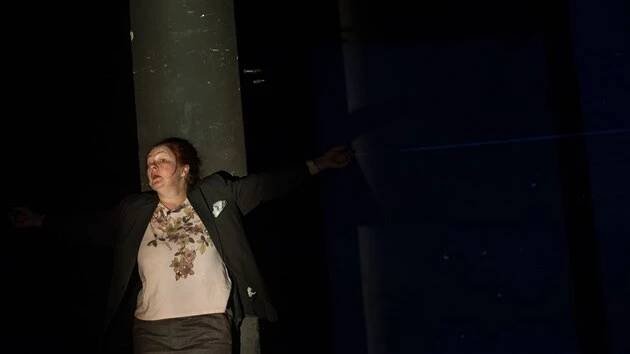 Eva Salzmannová v jediné roli kusu Jasno lepo podstín zhyna