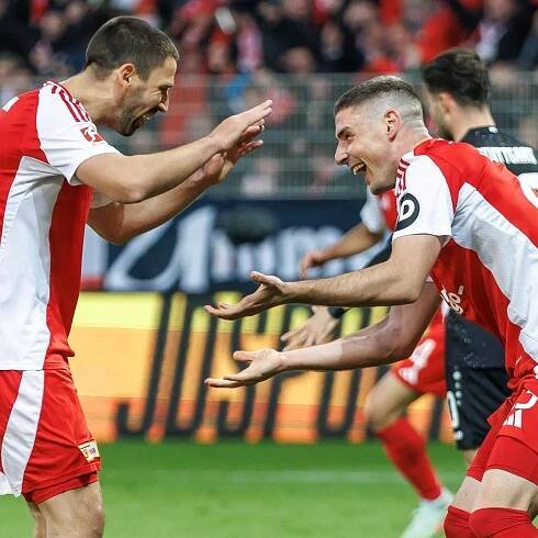 Berlins Andrej Ilic jubelt nach seinem Treffer zum 4:4 mit Teamkollege Rani Khedira.
