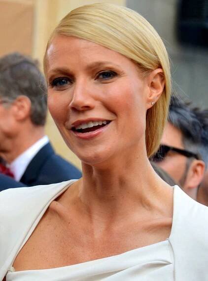 Když budete stát u Gwyneth Paltrow, dejte si raději na nos kolíček. Velmi se potí a nepoužívá deodorant.