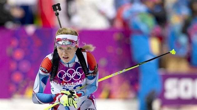 Biatlonistka Gabriela Soukalová v závodu na 12,5 kilometru s hromadným startem. (17. února 2014)