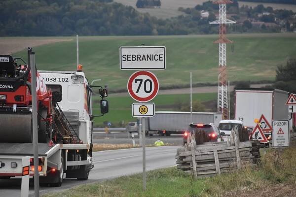 Okružní křižovatka na I/43 u Sebranic. Semafory zmizí, řidičům se uleví