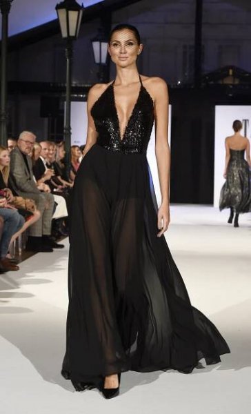 Výstřih až k pupíku a průsvitná sukně: Miss Kopíncová držela drastickou dietu, při výšce 184 cm má 93 cm přes boky