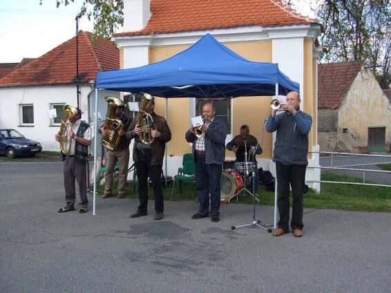 Kladení věnce 2012 - Oficiální stránky obce Osek