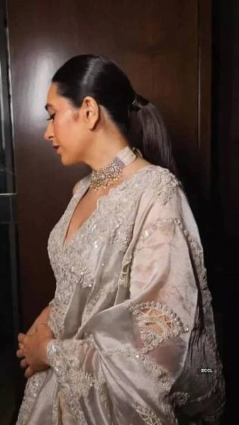 10 Stunning lehenga looks of Karisma Kapoor