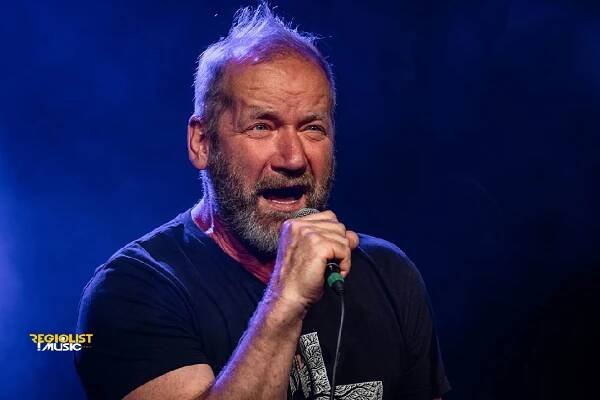 David Koller představuje zmizelý singl „POUTA“ z vykradeného studia