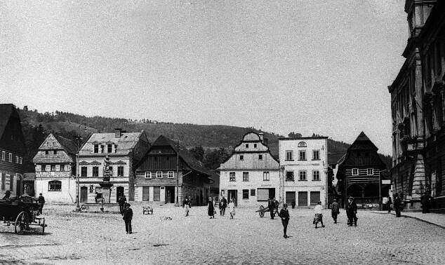 Železný Brod, severní strana náměstí; 1927 (sbírka Jiřího Fiedlera).