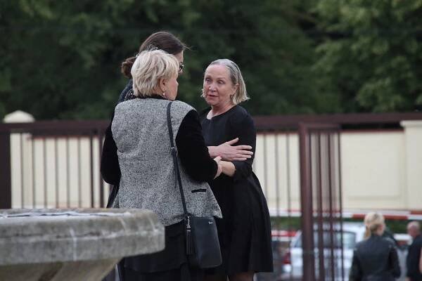 Basiková v slzách: Na tajném pohřbu ji utěšoval exmanžel Polák!