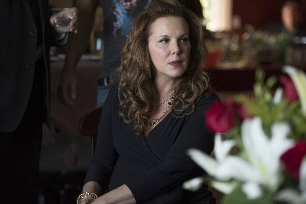 Ostré předměty - Špína - Z filmu - Elizabeth Perkins