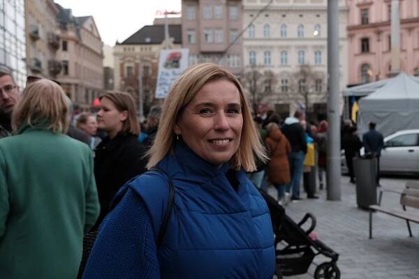 Podpořit slova, která zaznívají na pódiu během shromáždění na podporu Ukrajiny v Brně, přišla i Danuše Nerudová...