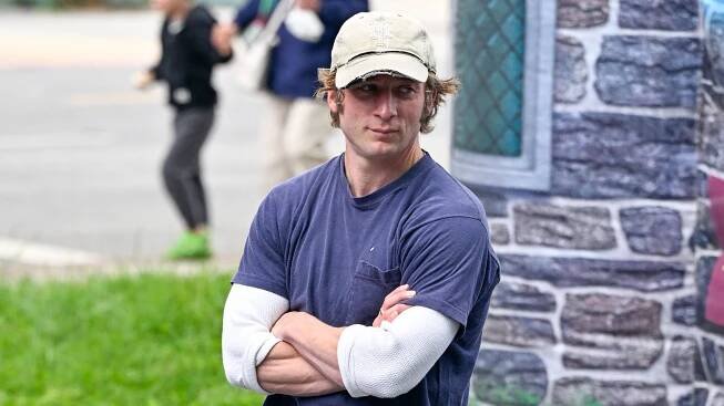 Jeremy Allen White just put on a clinic in lo-fi sexy menswear