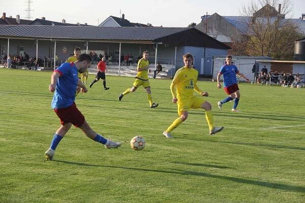 Fotbalisté Želatovic (v modrém) doma porazili Lutín 4:1.