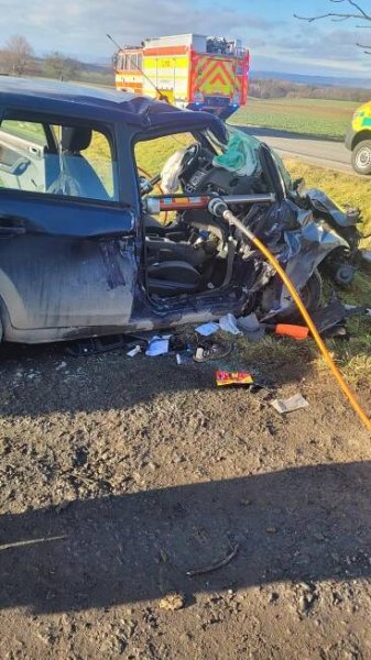 Nehoda ve Starém Jičíně, chlapec zůstal zaklíněn v autě, letěl pro něj vrtulník