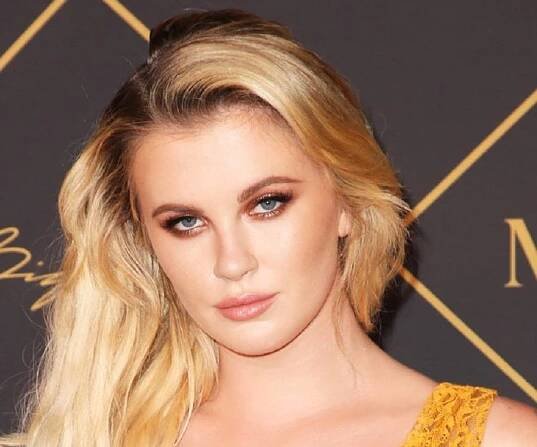 Ireland Baldwin Biography - Facts, Childhood, Family Life & Achievements