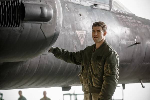 Most špiónů - Z filmu - Austin Stowell