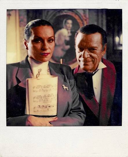 Susanne Widl und Eddie Constantine am Filmset