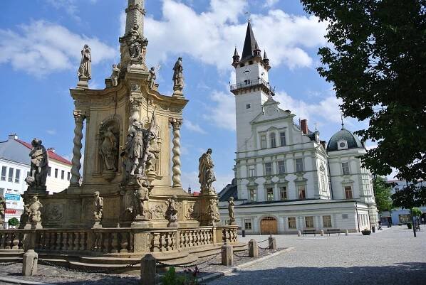 Soubor:Detail Mariánský sloup a městská radnice,Masarykovo náměstí, Uničov.jpg