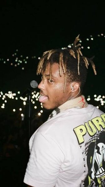 Caption: Reflective Aesthetic - An Artistic Tribute to Juice Wrld Wallpaper