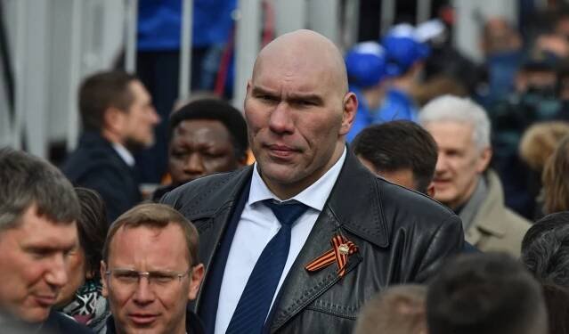 Slavný boxer a nyní poslanec Nikolaj Valujev dostal povolávací rozkaz.