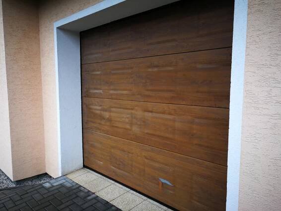 Garážová vrata s okny | Slidegates - Vratová technika pro domov a průmysl